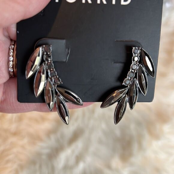 Torrid hematite gray facetted crawler earrings - Picture 2 of 6